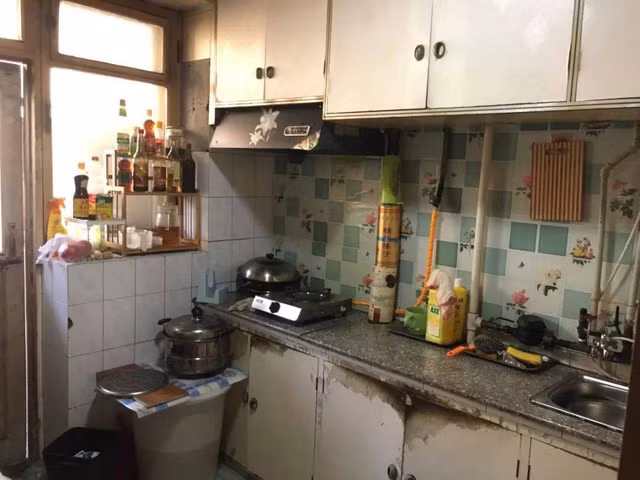 Chính vì vậy điều tối kỵ đó chính là để căn bếp lạnh lẽo quá lâu. Điều này cũng làm ảnh hưởng đến vận khí của gia đình, lâu ngày sẽ khiến các thành viên xa cách, dễ xích mích.