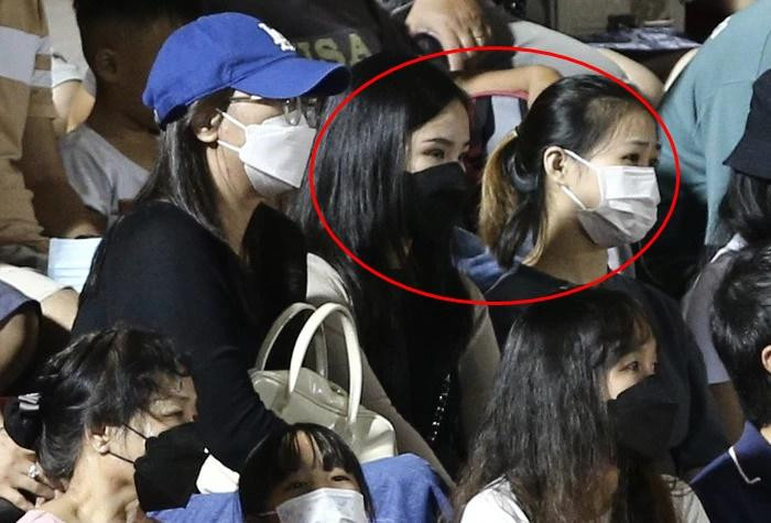 Chi 1 hinh anh tiet lo quan he giua Vien Minh va em chong