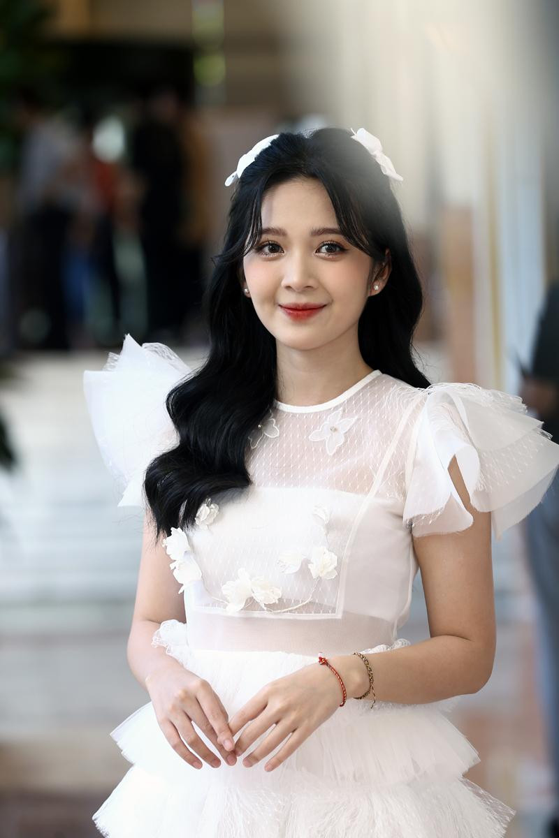 Nguyễn Hoàng Ngọc Huyền tiếp tục tham gia phim 'Garage hạnh phúc' sau 'Mặt nạ gương'. Trong phim cô vào vai Vân, em gái Khải (Bảo Anh) - người bị chấn thương tâm lý. Từng học chuyên ngành tâm lý học tại Đại học nên vai diễn này không quá khó với Ngọc Huyền.