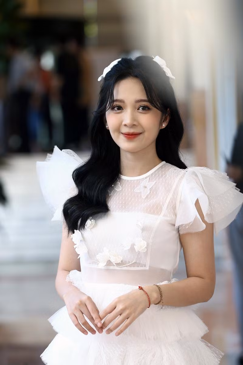 Nguyễn Hoàng Ngọc Huyền tiếp tục tham gia phim 'Garage hạnh phúc' sau 'Mặt nạ gương'. Trong phim cô vào vai Vân, em gái Khải (Bảo Anh) - người bị chấn thương tâm lý. Từng học chuyên ngành tâm lý học tại Đại học nên vai diễn này không quá khó với Ngọc Huyền.