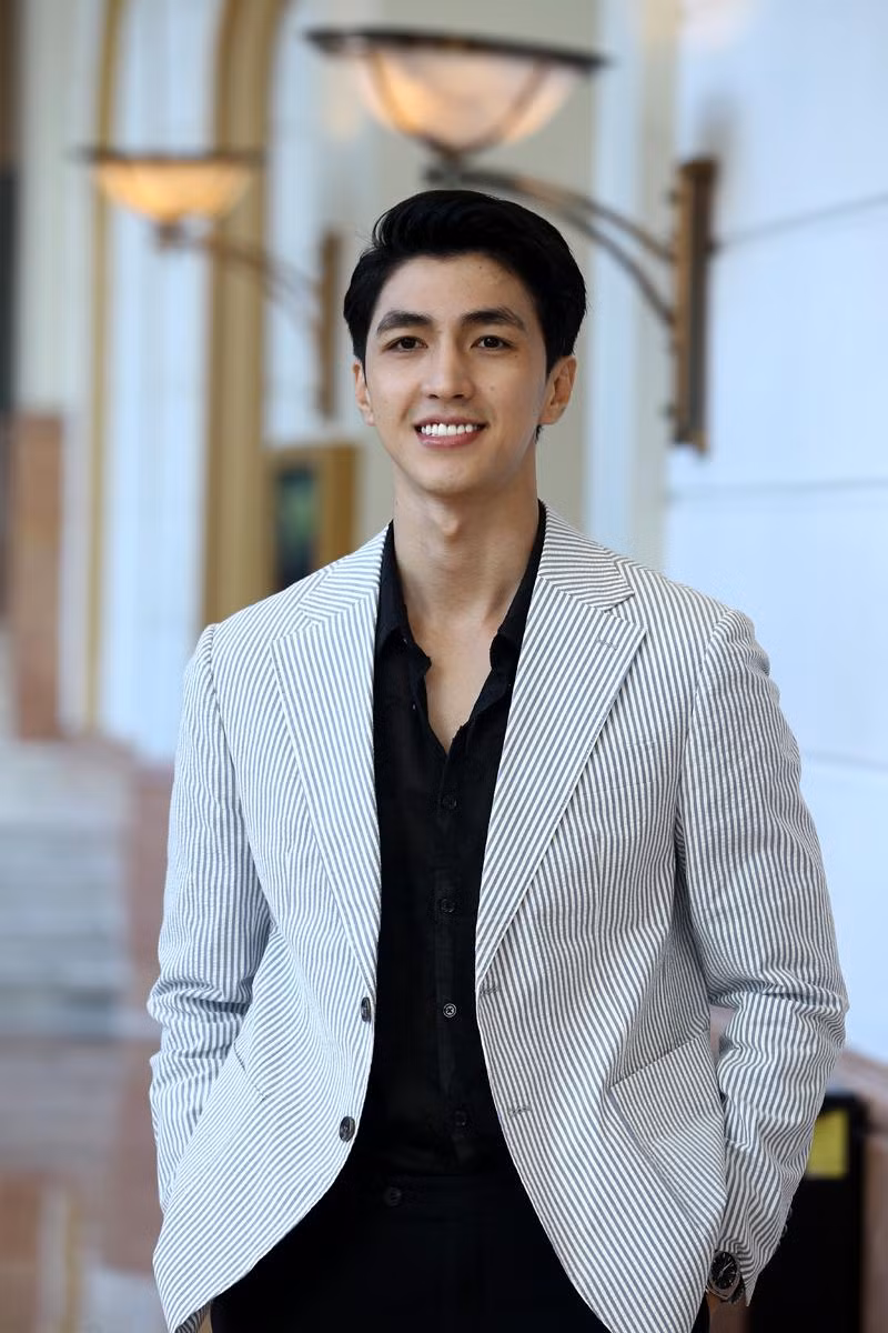 Trong 'Garage hạnh phúc', Bình An vào vai Quân, một anh chàng có vẻ ngoài đẹp trai, trí thức nhưng luôn chông chênh giữa ranh giới tốt - xấu. Bình An cho biết nhân vật Khải khác hẳn vai anh từng đóng trong 'Những cô gái trong thành phố'. Trong phim mới này, nhân vật Khải chủ động lừa tình, lừa tiền, sẵn sàng cặp với phụ nữ lớn tuổi. "Vai này tôi đã trở thành con sói trong cuộc chơi chứ không còn là con cừu bị lùa vào chuồng nữa", anh hài hước chia sẻ.