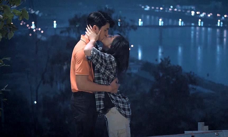 Tuy nhiên trong 'Garage hạnh phúc', Quỳnh Kool sẽ đóng cặp với Bình An. Cặp đôi có nhiều cảnh khóa môi táo bạo.