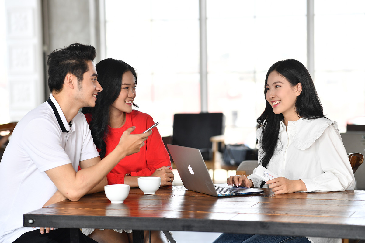 Cà phê sang chảnh hết 'hot', ra vỉa hè ngồi ghế gỗ mới sành điệu - Hình 2 Ca phe sang chanh het 'hot', ra via he ngoi ghe go moi sanh dieu-Hinh-2