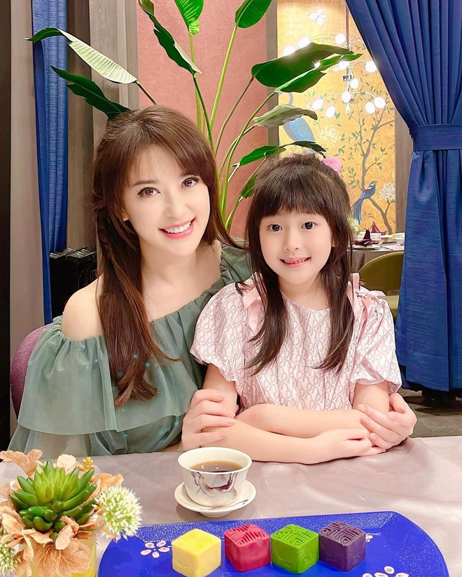 Me man top 5 MC hang dau xu Dai, nhan sac ra sao khien truyen thong khen nuc no-Hinh-16