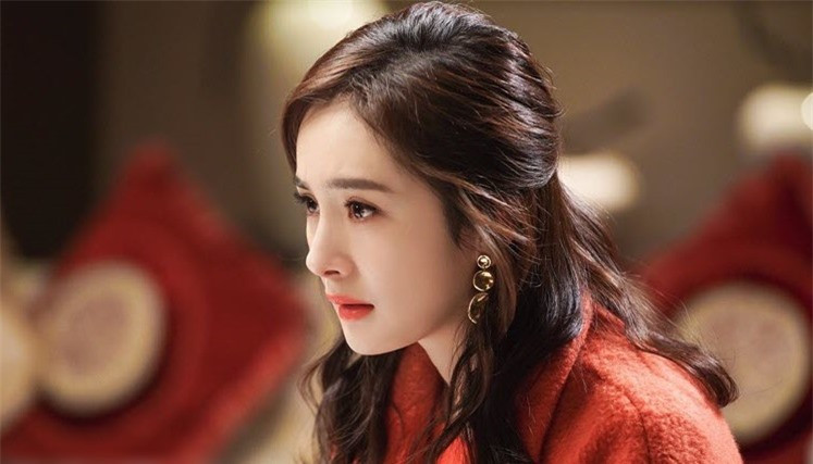 Dang nam choi dien thoai, me chong dot ngot xong vao phong quat mot cau