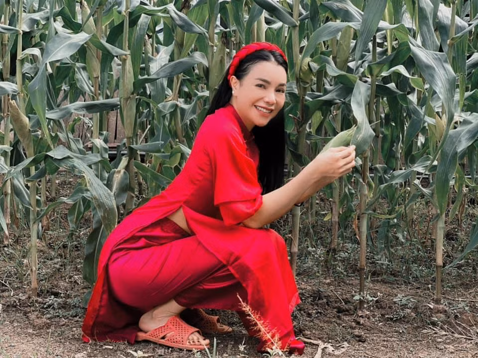 Tra Ngoc Hang tao dang kem sang du mac ao dai-Hinh-2