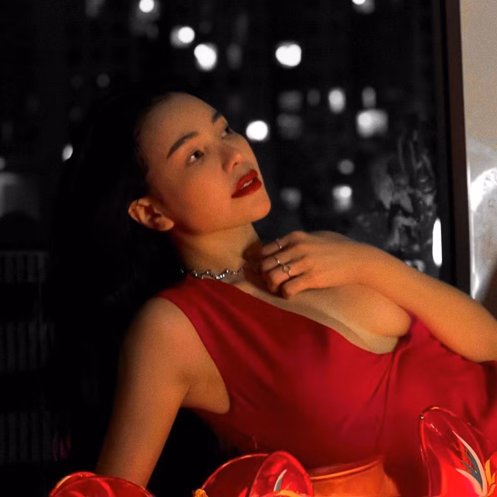 Tra Ngoc Hang tao dang kem sang du mac ao dai-Hinh-7