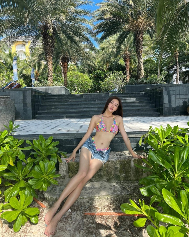 Hoa hậu Lương Thùy Linh diện áo tắm nhưng kết hợp thêm với hot pants và mặc theo kiểu không đóng cúc.