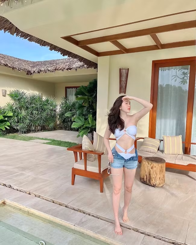 Bảo Thy cũng "đu trend" này khi có cách kết hợp áo tắm với hot pants tương tự.