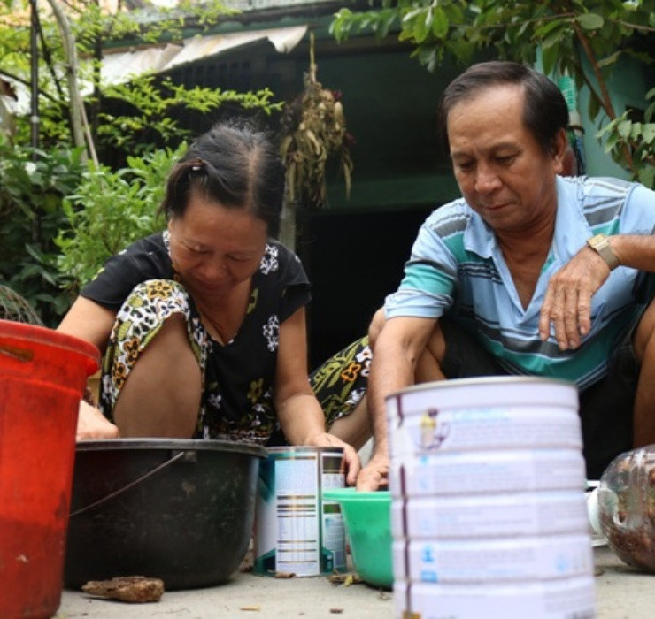 Không chỉ ở Trung Quốc mà ngay tại Việt Nam, gián cũng có thể trở thành “mỏ vàng” hái ra tiền. Như ông Hồ Hoàng Khanh (sống tại Q.11, TP HCM) chính là một người kiếm sống bằng nghề “săn” gián.