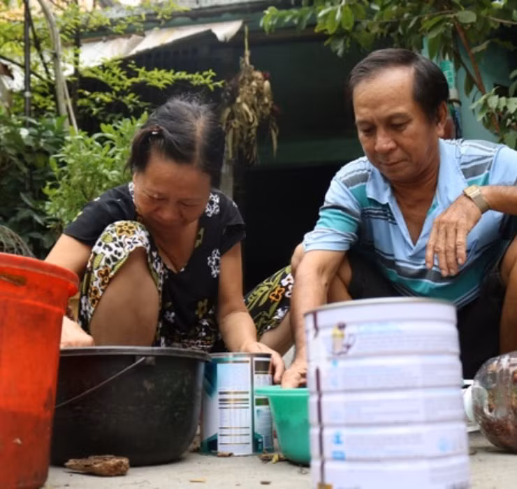 Không chỉ ở Trung Quốc mà ngay tại Việt Nam, gián cũng có thể trở thành “mỏ vàng” hái ra tiền. Như ông Hồ Hoàng Khanh (sống tại Q.11, TP HCM) chính là một người kiếm sống bằng nghề “săn” gián.