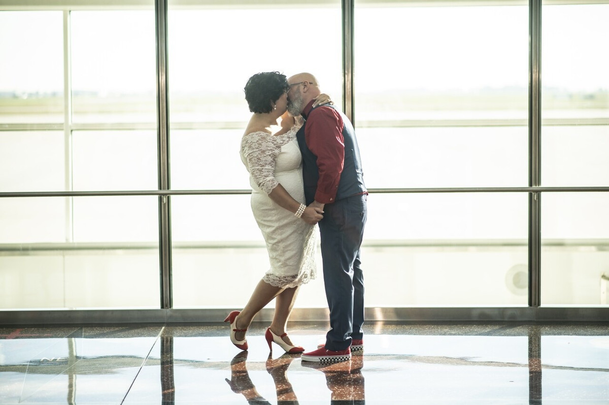 Cap doi hen ho va ket hon sau mot lan gap tren may bay