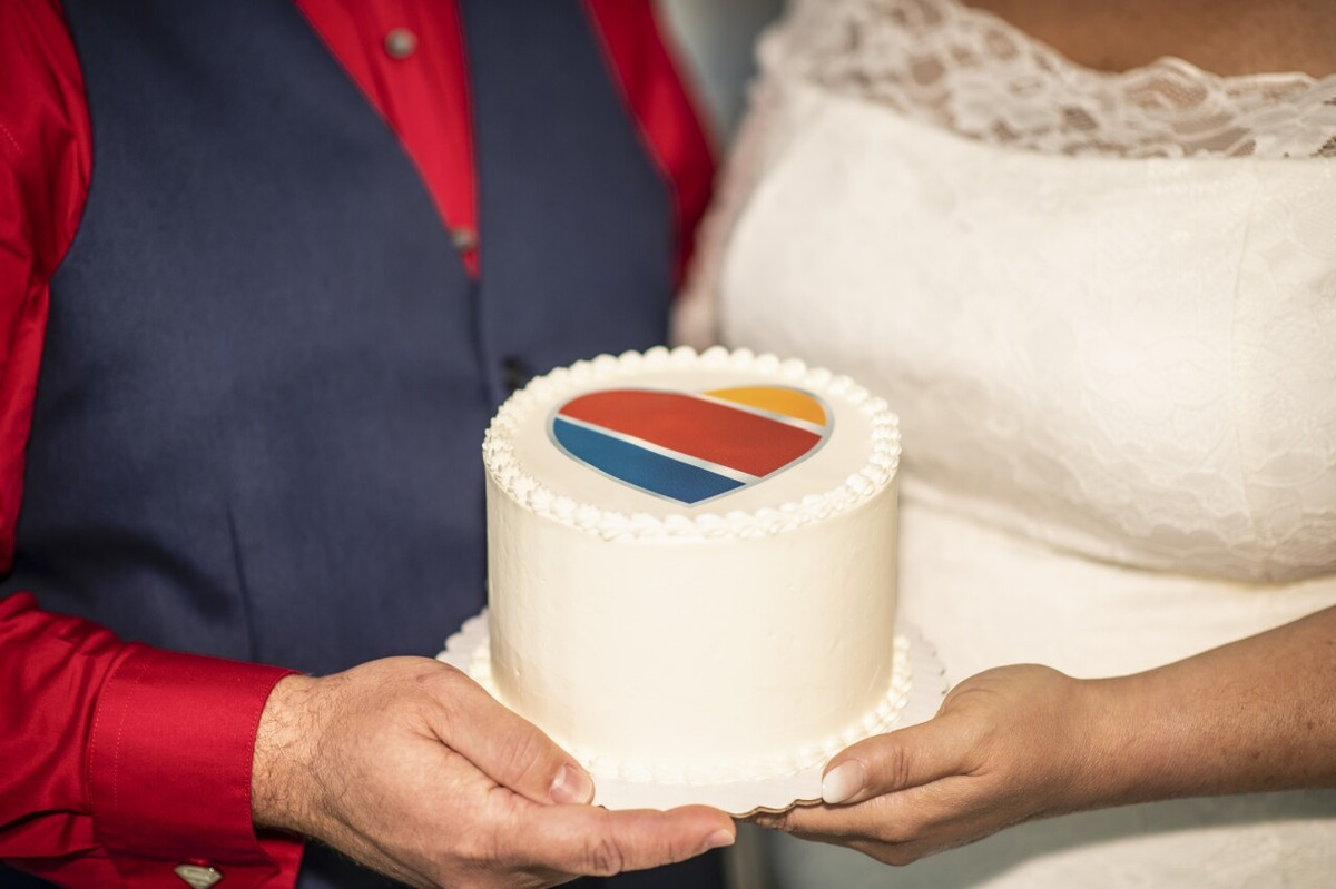 Cap doi hen ho va ket hon sau mot lan gap tren may bay-Hinh-3