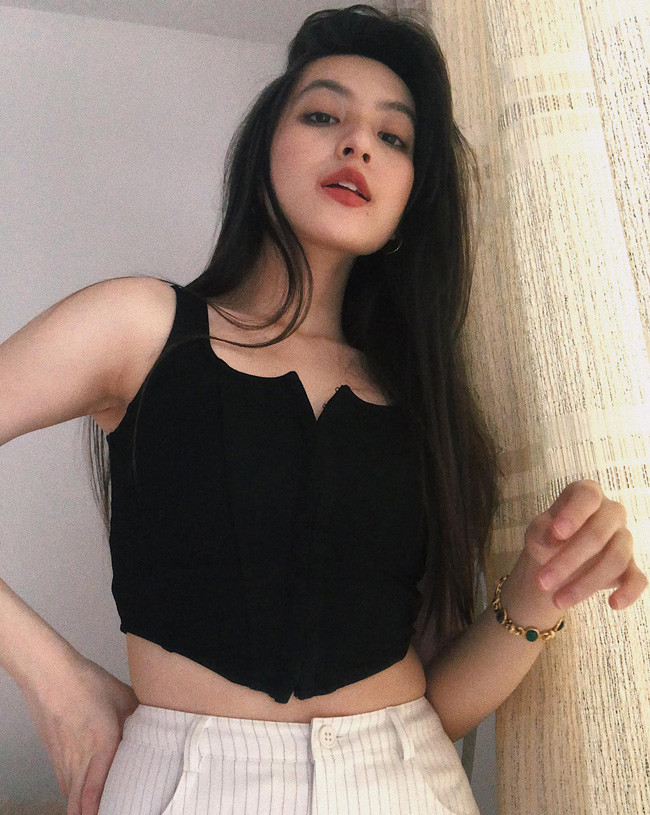 Đôi khi, cô nàng còn xuất hiện với hình ảnh sexy, gợi cảm khiến người hâm mộ bất ngờ.