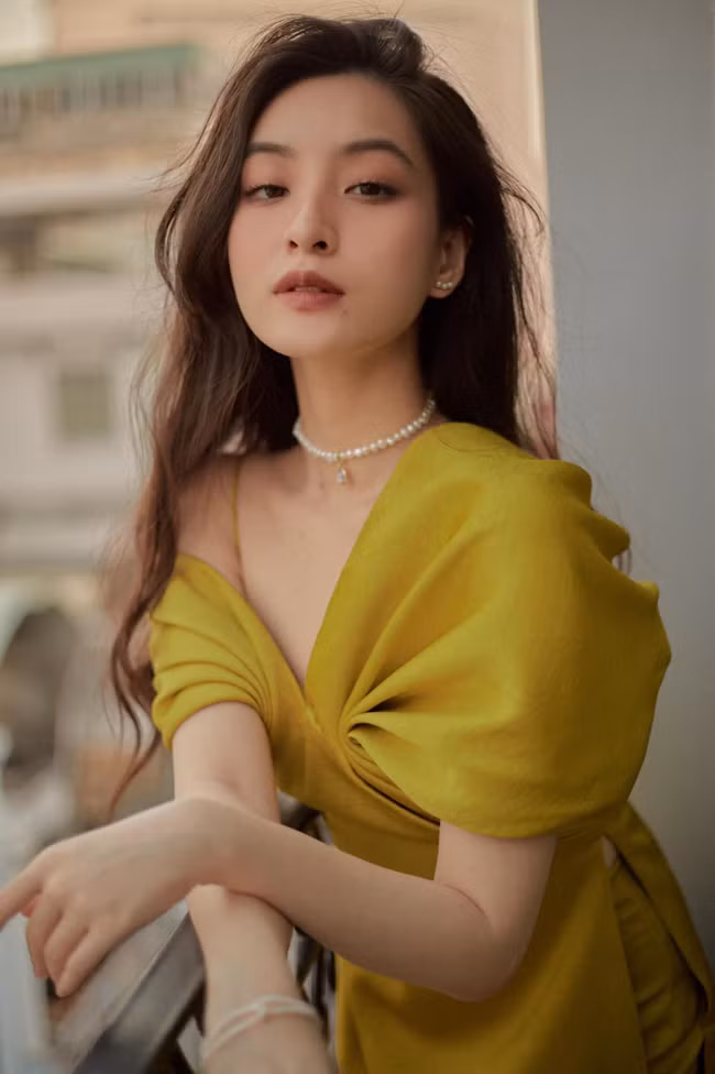 Trước đây, cô nàng gắn liền với hình tượng nữ sinh ngây thơ, trong trẻo.