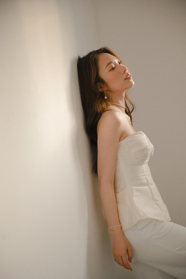 Cô nàng cùng lúc đảm nhận rất nhiều vai trò như: MC, Vlogger, Youtuber... và ở mỗi vai trò cô đều làm rất tốt.