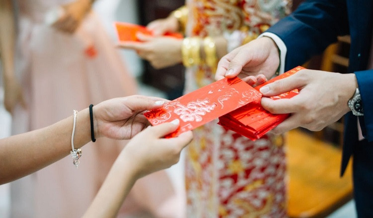 Dẫn bạn trai giám đốc về ra mắt, tôi muối mặt khi anh rút lì xì Dan ban trai giam doc ve ra mat, toi muoi mat khi anh rut li xi