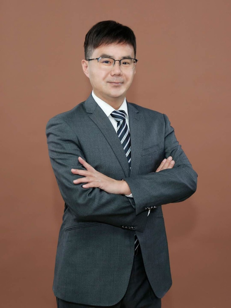 Ông là Ding Peng một nhà đầu tư được biết nhiều ở Trung Quốc. Ding Peng là chủ tịch Hiệp hội Đầu tư Định lượng Trung Quốc.