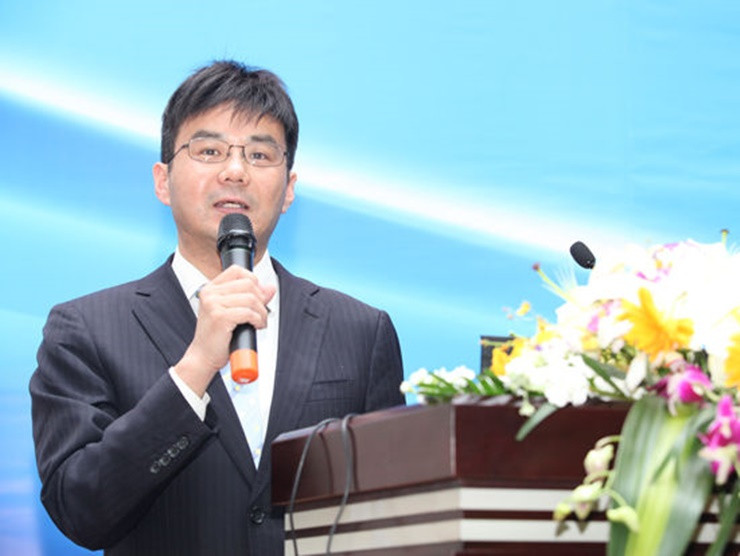 Sau đó, gia nhập quỹ Fubon, thiết kế và phát triển sản phẩm bảo hiểm rủi ro. Tháng 3/2014, ông gia nhập China Eastern Airlines Financial Holdings và là tổng giám đốc của bộ phận quản lý tài sản.