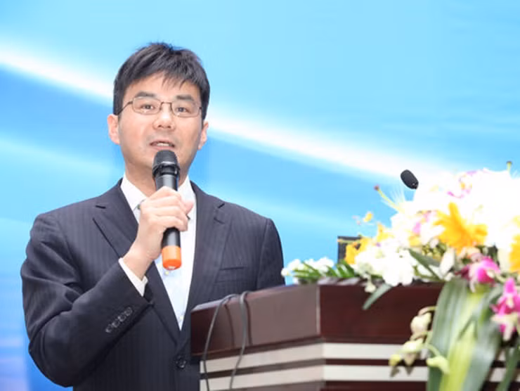 Sau đó, gia nhập quỹ Fubon, thiết kế và phát triển sản phẩm bảo hiểm rủi ro. Tháng 3/2014, ông gia nhập China Eastern Airlines Financial Holdings và là tổng giám đốc của bộ phận quản lý tài sản.