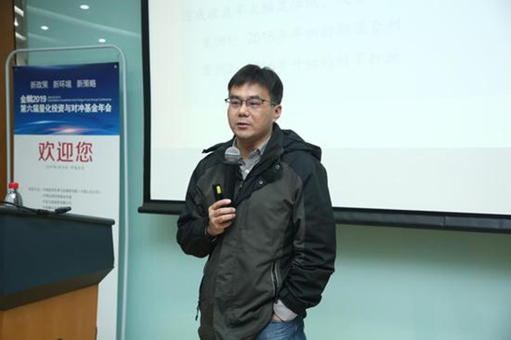 Mặc dù đang được biết đến nhiều trong lĩnh vực tài chính nhưng Ding Peng vốn là sinh viên đại học Giao thông Thượng Hải.