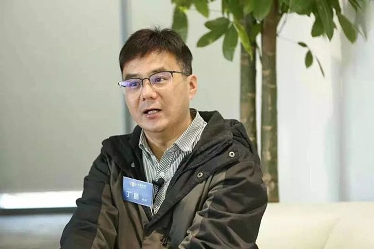 Hiệp hôi của Ding có 8000 thành viên trong ngành tài chính. Ông thường xuyên tổ chức các cuộc hội thảo và thực hiện các nghiên cứu liên quan đến đầu tư.