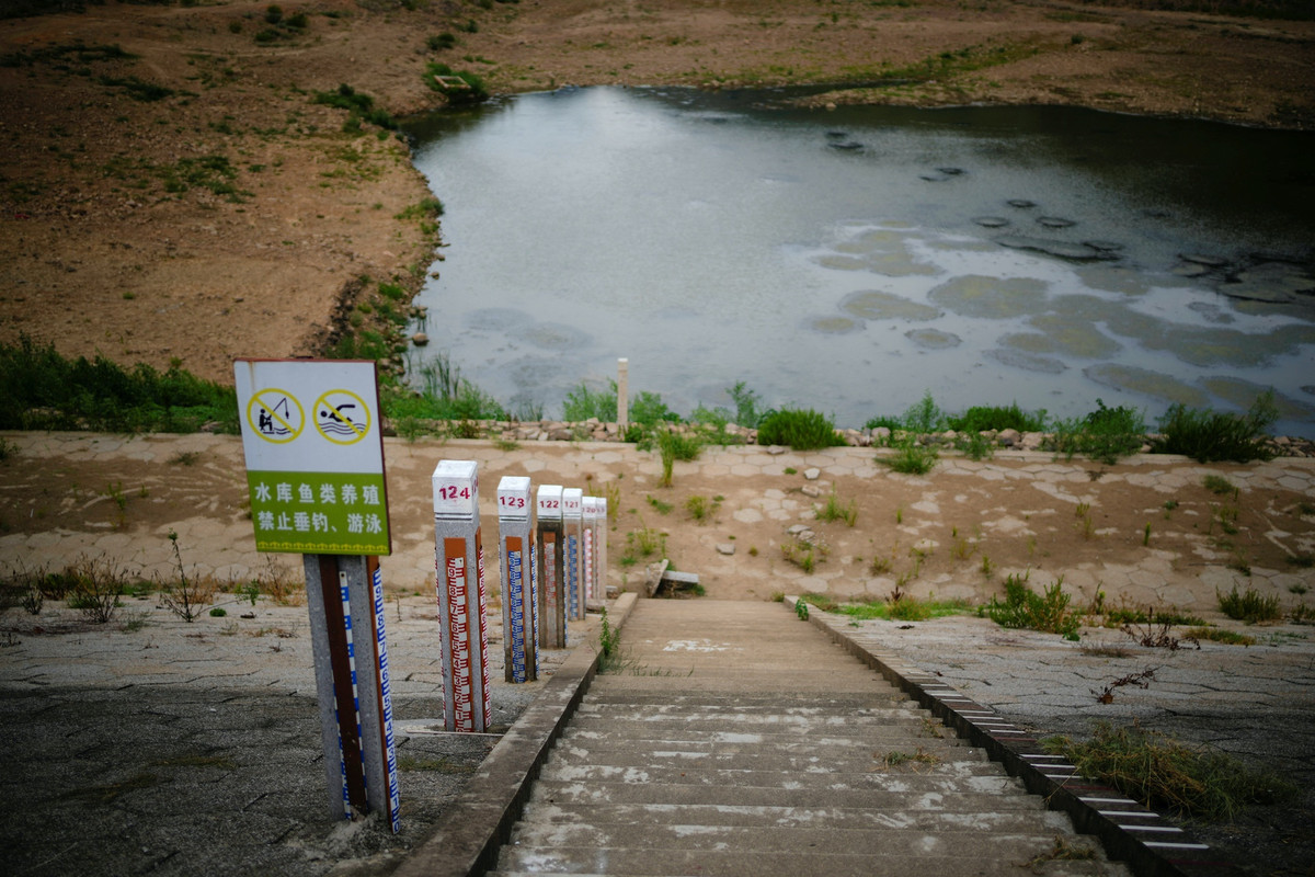 Đài truyền hình quốc gia CCTV cho biết có tới 66 con sông trên 34 quận ở Trùng Khánh đã khô cạn vào ngày 19/8. Trong ảnh, các cột đo mực nước xuất hiện sau khi nước rút trong hồ chứa ở Trường Hưng, tỉnh Chiết Giang, Trung Quốc vào ngày 20/8.