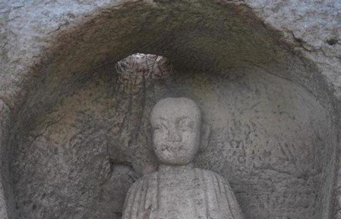 Một trong những bức tượng khắc họa một nhà sư ngồi trên đài sen.