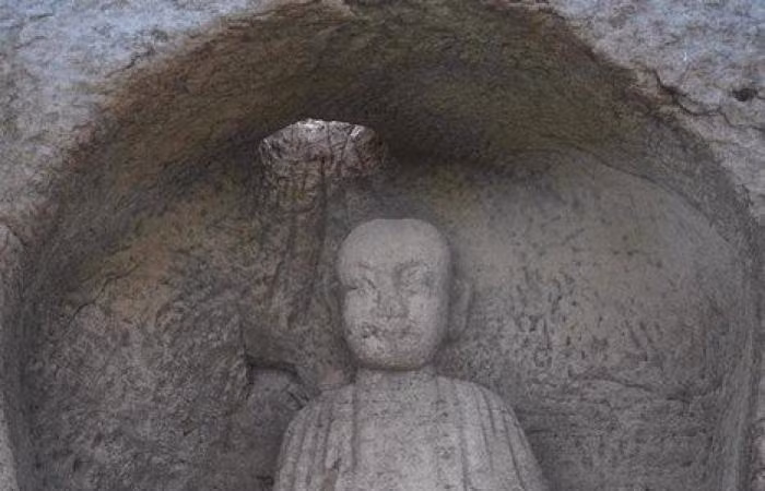 Một trong những bức tượng khắc họa một nhà sư ngồi trên đài sen.