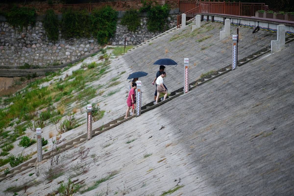 Giới chức Trung Quốc cảnh báo rằng đợt khô hạn nghiêm trọng dọc sông Trường Giang có thể kéo dài sang tháng 9. Nhiệt độ cao kéo dài và trữ lượng nước giảm đã gây ra một cuộc khủng hoảng năng lượng. Nhu cầu làm mát tăng vọt, các nhà máy phải hạn chế hoạt động đã làm dấy lên những lo ngại đối với chuỗi cung ứng ở trung tâm sản xuất lớn nhất thế giới.