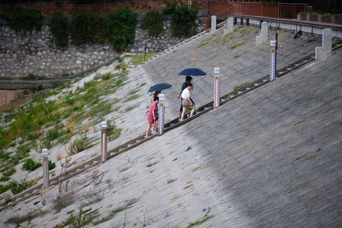 Giới chức Trung Quốc cảnh báo rằng đợt khô hạn nghiêm trọng dọc sông Trường Giang có thể kéo dài sang tháng 9. Nhiệt độ cao kéo dài và trữ lượng nước giảm đã gây ra một cuộc khủng hoảng năng lượng. Nhu cầu làm mát tăng vọt, các nhà máy phải hạn chế hoạt động đã làm dấy lên những lo ngại đối với chuỗi cung ứng ở trung tâm sản xuất lớn nhất thế giới.