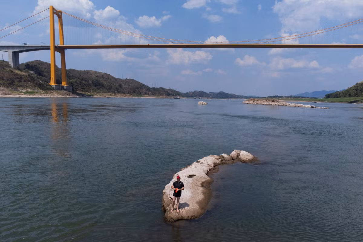 Hình ảnh từ trên cao cho thấy người dân địa phương Gu Yunfeng đứng trên một tảng đá ở giữa sông Trường Giang, trong bối cảnh mực nước đang chạm gần đến mức thấp kỷ lục vào ngày 20/8.