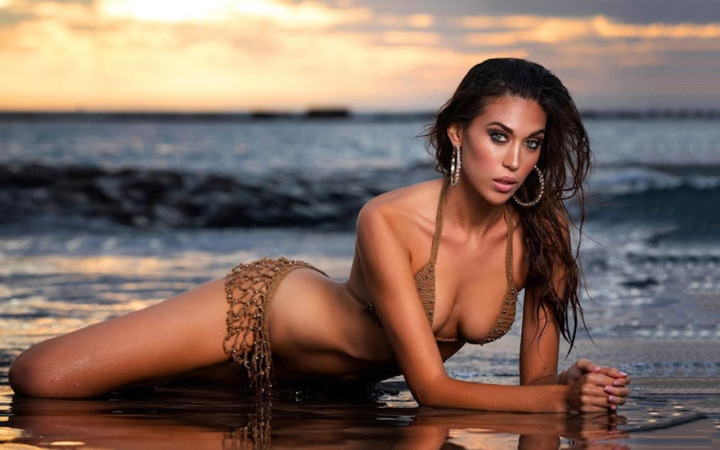 Andrea Martinez sinh năm 1993, cô từng là thành viên của đội tuyển bóng rổ U15 Tây Ban Nha. Andrea có bằng cử nhân quản trị kinh doanh và nói tốt 3 ngôn ngữ.