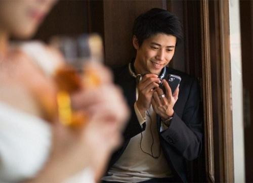 Chi bang nhung dau hieu nay, vo 'bat song' chong ngoai tinh qua dien thoai