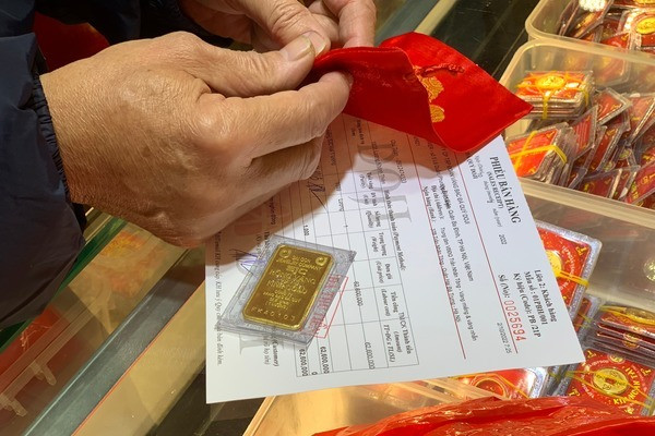 Gia vang hom nay 18/2: Mua vang tich tru, gia tang qua nguong 63 trieu