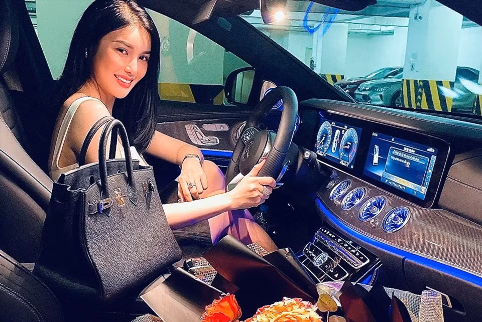 Lily Chen “nối gót” Hiền Hồ tậu xế hộp 15 tỷ ảnh 2