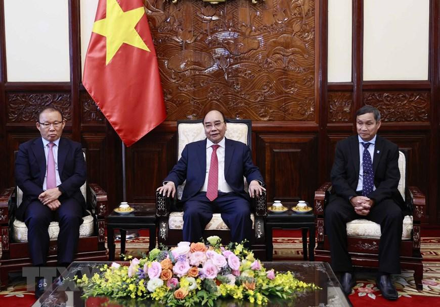 Chu tich nuoc tang tranh cho HLV Park Hang Seo va HLV Mai Duc Chung-Hinh-2