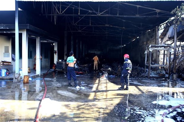TP.HCM: Lửa thiêu rụi nhà kho chứa xe vi phạm giao thông 1.100m2 TP.HCM: Lua thieu rui nha kho chua xe vi pham giao thong 1.100m2