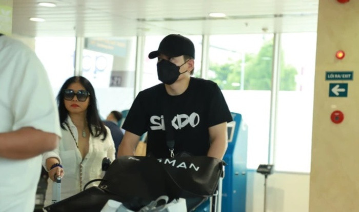 Huy Tran tiet lo 'qua xin' cho dan khach moi tham du hon le the ki-Hinh-6