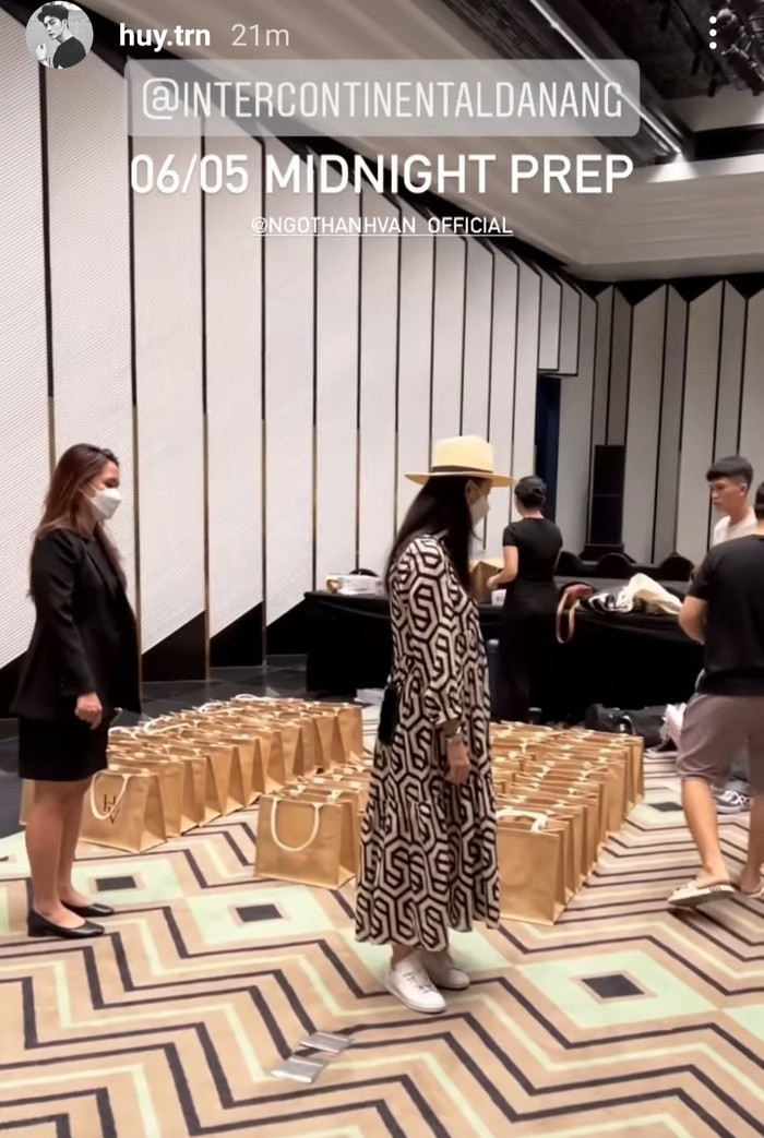 Huy Tran tiet lo 'qua xin' cho dan khach moi tham du hon le the ki-Hinh-2