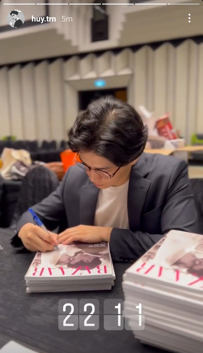 Huy Tran tiet lo 'qua xin' cho dan khach moi tham du hon le the ki-Hinh-4