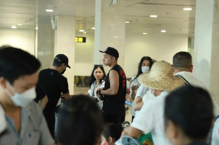 Huy Tran tiet lo 'qua xin' cho dan khach moi tham du hon le the ki-Hinh-7