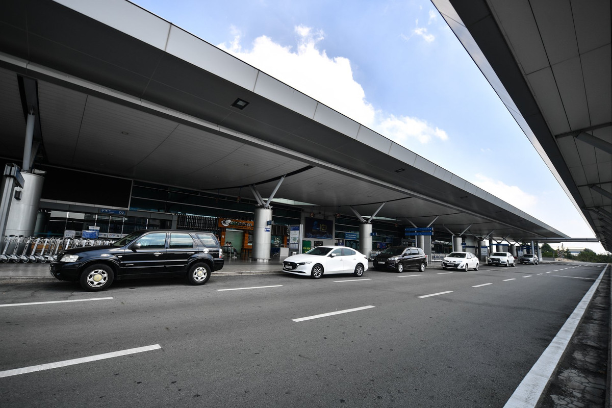 Ga quoc te Tan Son Nhat vang ve trong ngay mo lai toan bo duong bay-Hinh-2