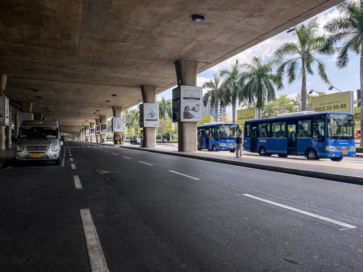 Khu vực đón xe tại sảnh đến ga quốc tế vẫn khá vắng vẻ. Tuyến xe buýt 152 sân bay Tân Sơn Nhất - Khu dân cư Trung Sơn đã hoạt động trở lại, đưa đón hành khách.