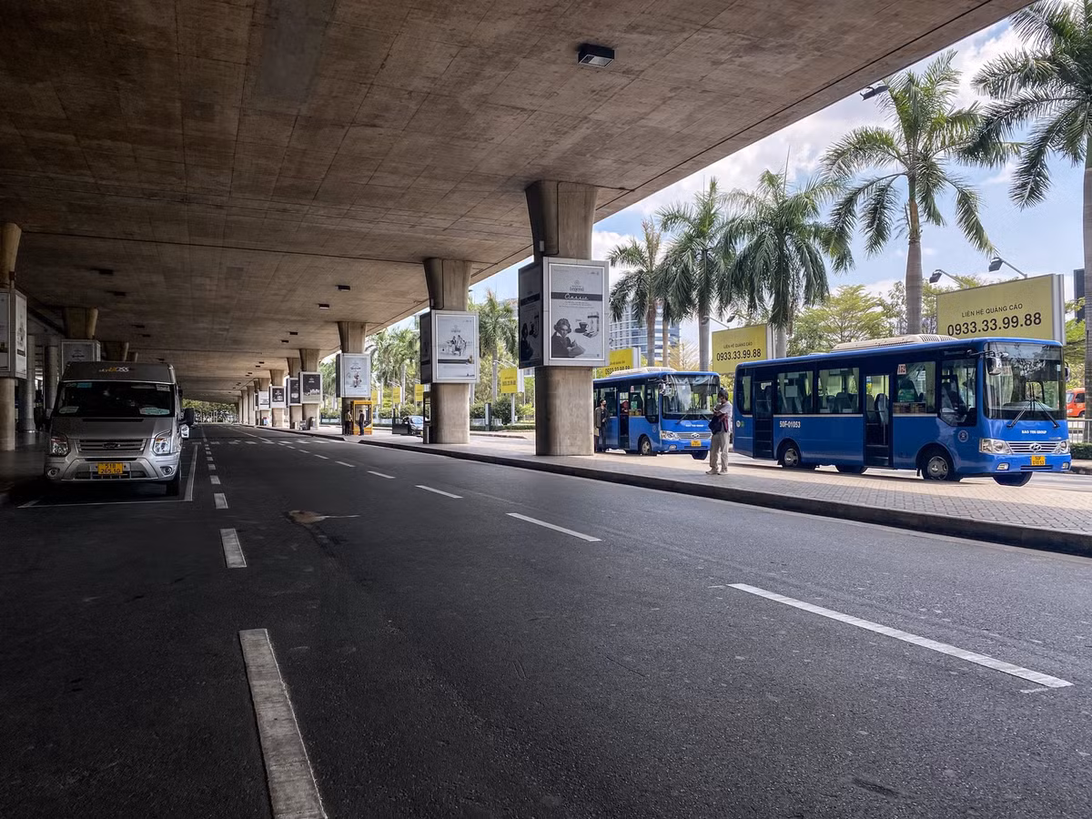 Khu vực đón xe tại sảnh đến ga quốc tế vẫn khá vắng vẻ. Tuyến xe buýt 152 sân bay Tân Sơn Nhất - Khu dân cư Trung Sơn đã hoạt động trở lại, đưa đón hành khách.