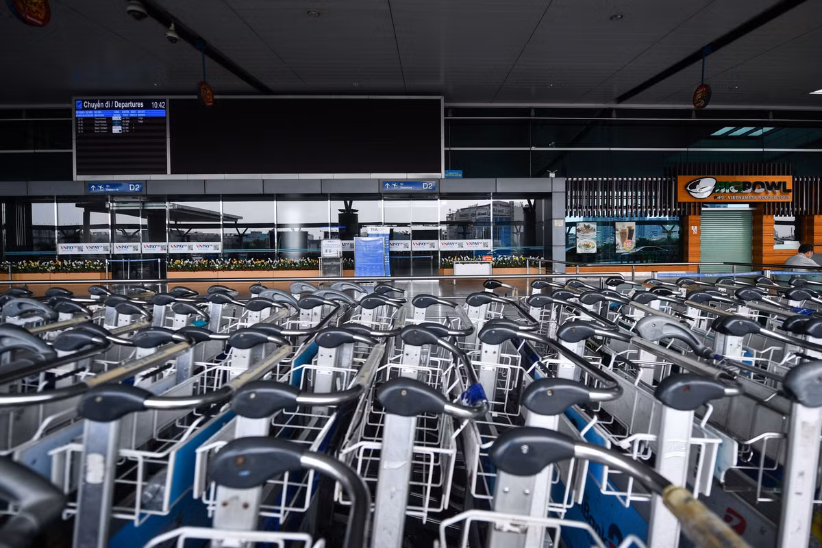 Nhiều nhà hàng, quán cà phê và dịch vụ tại ga quốc tế đóng cửa từ nhiều tháng trước đến nay vẫn im lìm.