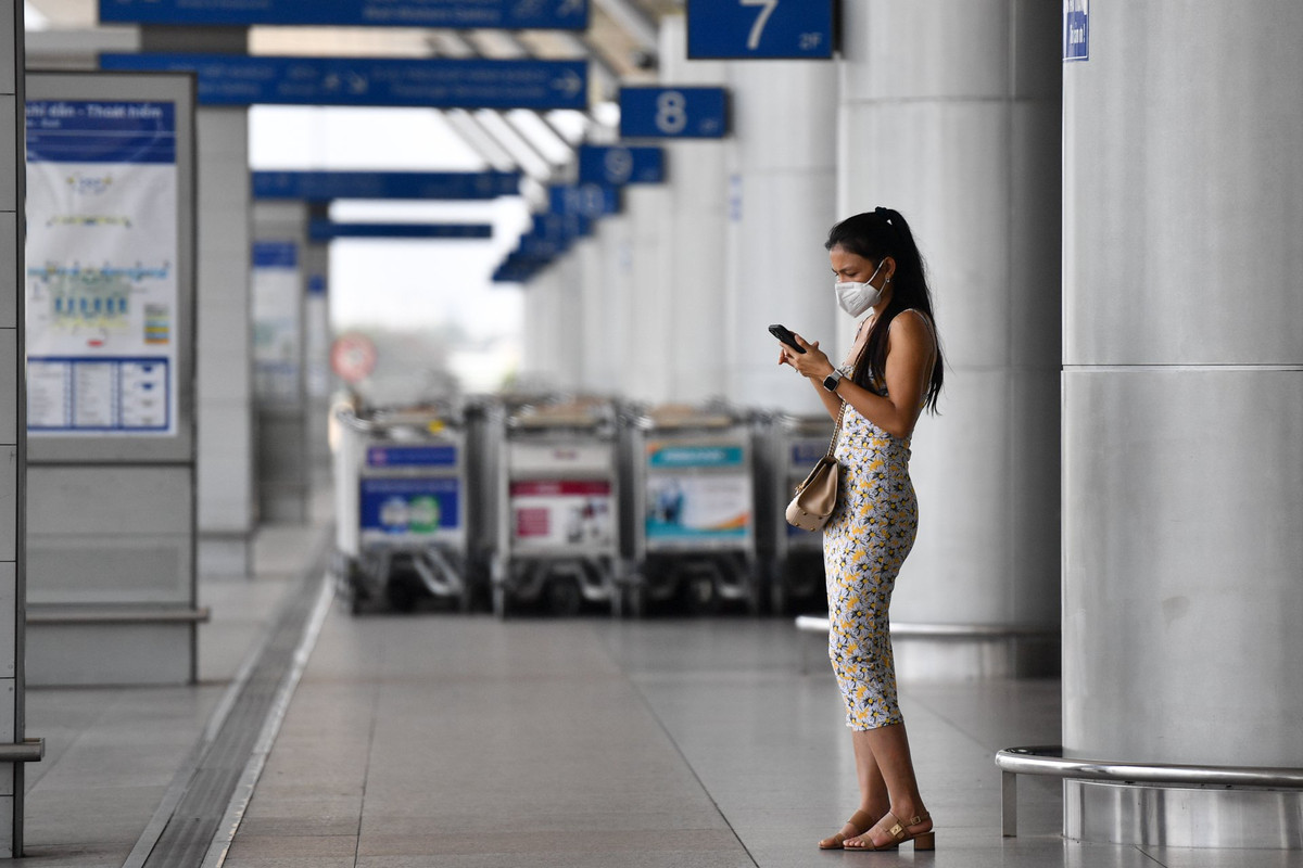 Lãnh đạo Cảng vụ Hàng không miền Nam cho biết hiện Việt Nam dỡ bỏ hạn chế đối với hoạt động vận chuyển hành khách trên chuyến bay thường lệ và không thường lệ. Hành khách nhập cảnh phải tuân thủ quy định hiện hành về xuất nhập cảnh và kiểm soát y tế của sân bay.