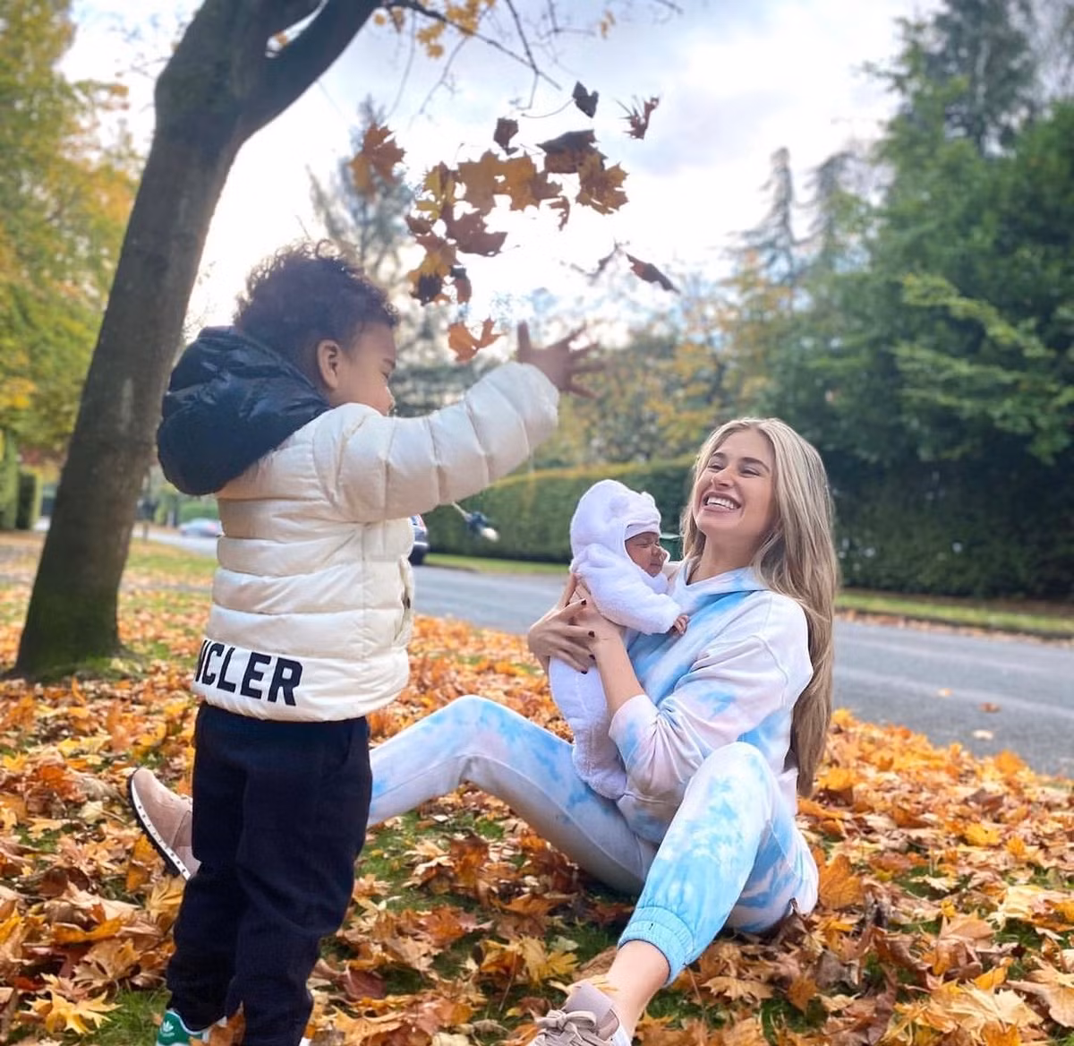 Pogba hiếm khi đăng tải hình ảnh vợ con trên trang cá nhân. Ngược lại, mỹ nhân Bolivia thường xuyên đăng ảnh chồng và con nhưng luôn khéo léo che đi mặt 2 bé để bảo đảm quyền riêng tư cho con.