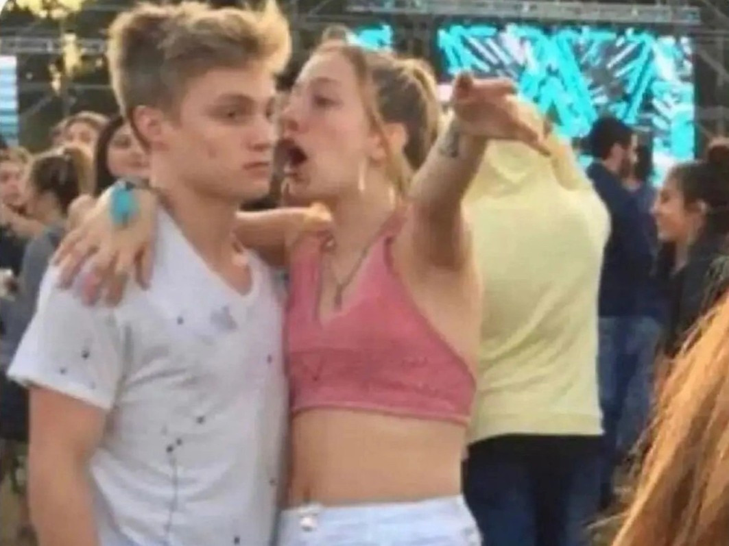 Co gai bat ngo noi tieng nho khoanh khac het vao mat ban trai