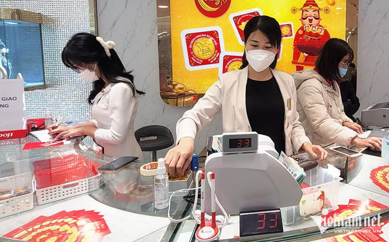 Gia vang hom nay 12/7: USD manh len, lan at vang